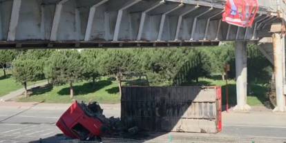 Avcılar'da TIR üst geçide sıkıştı