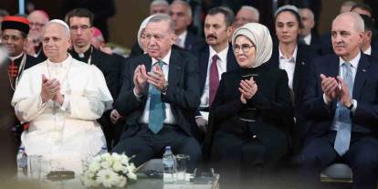 Küliye’deki karşılamada ilahi krizi: Papa’ya 'Tala’al Bedru Aleyna' çalınması tepki çekti