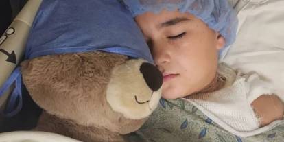 Kolyesi şarj cihazı ve priz arasında kalan çocuk elektrik akımına kapıldı