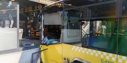 Üsküdar'da İETT otobüsü börekçiye girdi