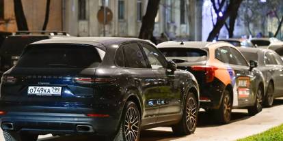 Yüzlerce lüks araç yolda kaldı! Yanlışlıkla bloke edildi