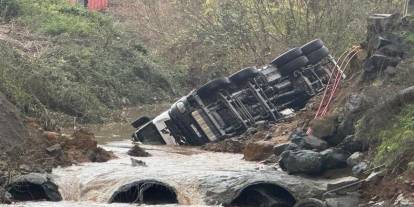 İstanbul'un en çok yağış alan ilçesi oldu! Yol çöktü, araçlar dereye düştü