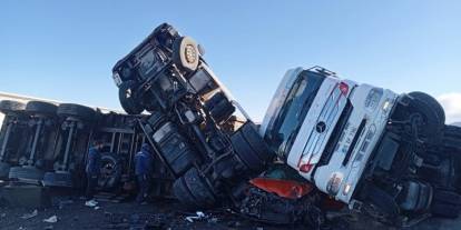 Ardahan'da feci kaza: Otomobil kağıt gibi ezildi