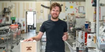 Ölen dedesinin küllerinden kupa yaptı