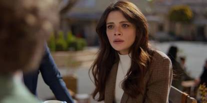 Uzak Şehir'in Alya'sı Sinem Ünsal'dan romantik pozlar