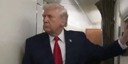 Donald Trump'a uçakta tuvalet kapısı çarptı