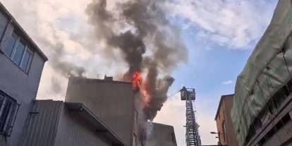 Sultangazi’de korku dolu anlar: Alevlerin arasından atladı