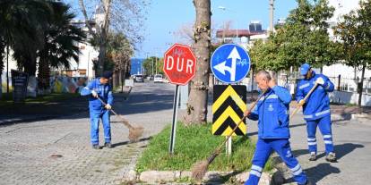 Kuşadası’nda çevre bakım çalışmaları sürüyor