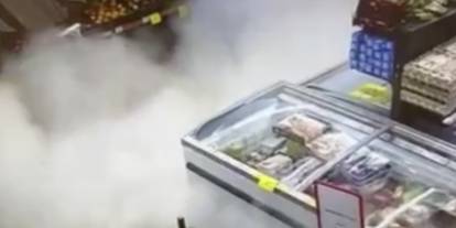 Markette panik anları: Yangın tüpü yere düştü, çalışan kaçtı