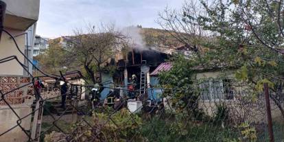 Çakmağı doldururken evi yaktı