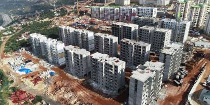 Hatay'da 4.2 depreminde TOKİ konutlarının hasar gördüğü iddiası gündem oldu