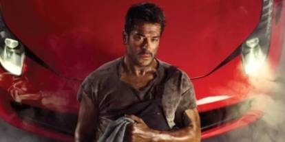 Burak Özçivit tek kişilik tiyatro oyunuyla sahneye çıktı! Dans performansı dillere düştü