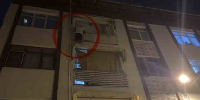 Kapıya polis gelince balkondan sarktı yardım istedi