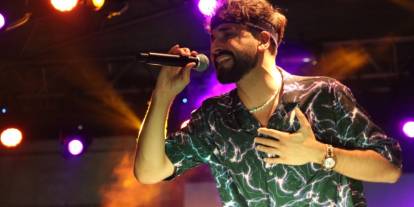 Sefo’dan alkış alan hareket! Küçük hayranı istedi, konser sonrası çöp topladı