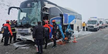 Erzincan’da yolcu otobüsü tıra çarptı: Yaralılar var