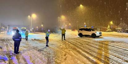 Kar bastırdı! İstanbul istikametine geçişlere izin yok