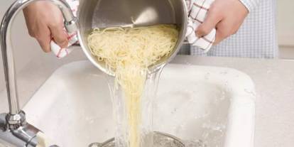 Makarna suyunu dökmeden önce bir kez daha düşünün: Saç diplerine sürülüyor, etkisi şaşırtıyor