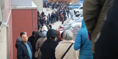 Zemheri kışa aldırmadan hediye için geceden sabaha kadar sıra beklediler: Kuyruk 1 kilometreyi aştı