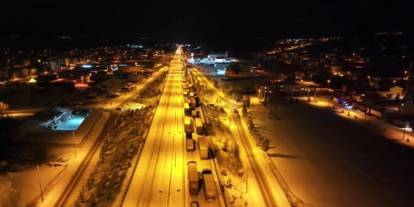 D-100’de kar alarmı: Yol kapandı, araçlar mahsur kaldı