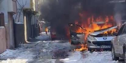 Batman'da soğuk havada çalışmayan araba yandı