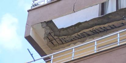 İstanbul'da bir binanın balkonu çöktü