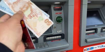 ATM'ye kartı takan bu yazıyı görüyor: Para transferinde yeni dönem