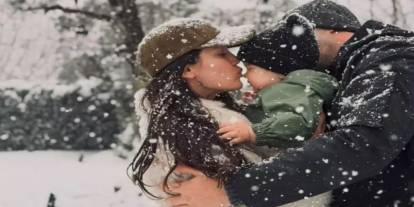 Yeni yılın ilk karı ünlü çifte yaradı! Pınar Deniz ve Kaan Yıldırım’dan aile karesi