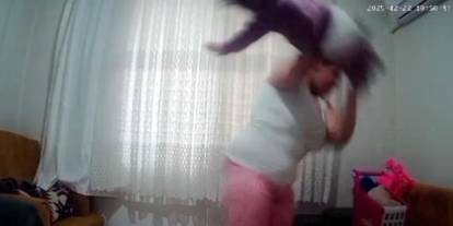 1 yaşındaki çocuğa anneden korkunç şiddet! Tekme ve tokat attı, yere fırlattı: Gizli kamera kayıtlarıyla ortaya çıktı