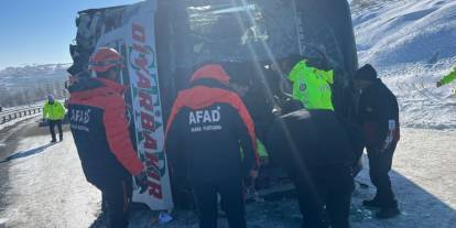 Kars'ta yolcu otobüsü devrildi: 17 kişi yaralandı