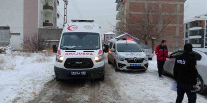 Doğalgaz şüphesi: Karı-koca hastaneye kaldırıldı