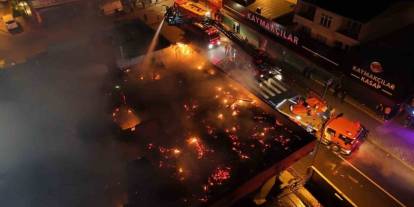 Ataşehir’de iki katlı binanın çatısında yangın paniği