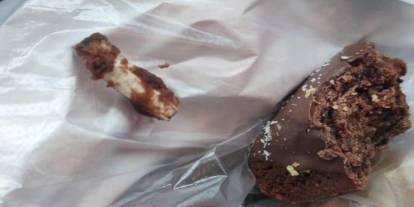 Isırdığı an şoku yaşadı: Kurabiyeden izmarit çıktı