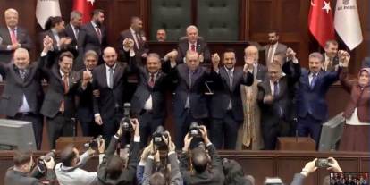 Üç milletvekili AK Parti’ye katıldı: Rozetlerini Erdoğan taktı