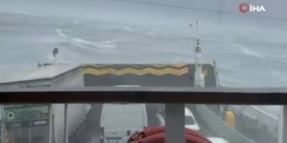 Arabalı feribotta büyük panik: Yüzlerce yolcu mahsur kaldı