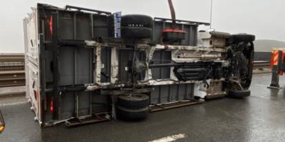 Fırtına dehşeti! Tonlarca ağırlıktaki tır’lar otoyolda yan yattı