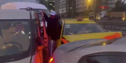 Yenibosna'da zincirleme kaza: 6 araç birbirine girdi