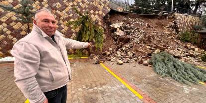 Sağanak sonrası istinat duvarı çöktü