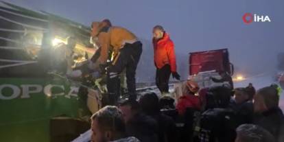 Yolcu otobüsü ile tır çarpıştı: Yaralı yolcular var