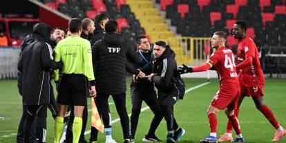 Burak Yılmaz hakemin üzerine yürüdü