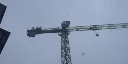 Maaşlarını alamayan işçilerden intihar girişimi