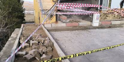 Batman'da faciadan dönüldü: Binanın merdivenleri çöktü