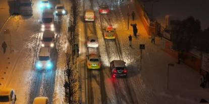 İstanbulluların karla mücadelesi: Bağcılar'da araçlar yolda kaldı