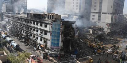 Pakistan'daki AVM yangınında can kaybı 60'a yükseldi!