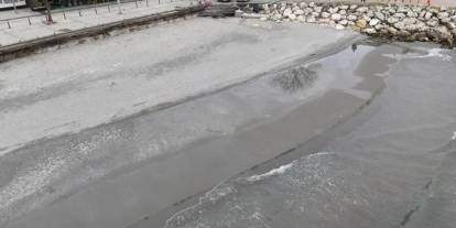 İstanbul sahillerinde şaşırtan görüntü: Deniz çekildi, kum adacıkları ortaya çıktı