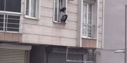 Esenyurt'ta dehşet: Darbedildiği iddia edilen kadın camdan atladı