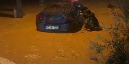 İzmir'de fırtına ve sel hayatı felç etti