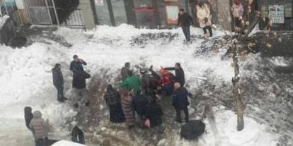 Çatıdan düşen kar can aldı