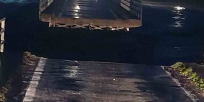 Sel felaketi: Köprü ikiye bölündü