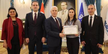 Bursa’da güvenlik görevlisi Fatma Yılmaz’a teşekkür belgesi