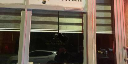 Ak Parti ilçe binasına taşlı saldırı